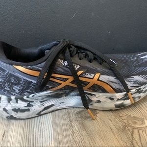 Worn TWICE ASIC Tri noosa